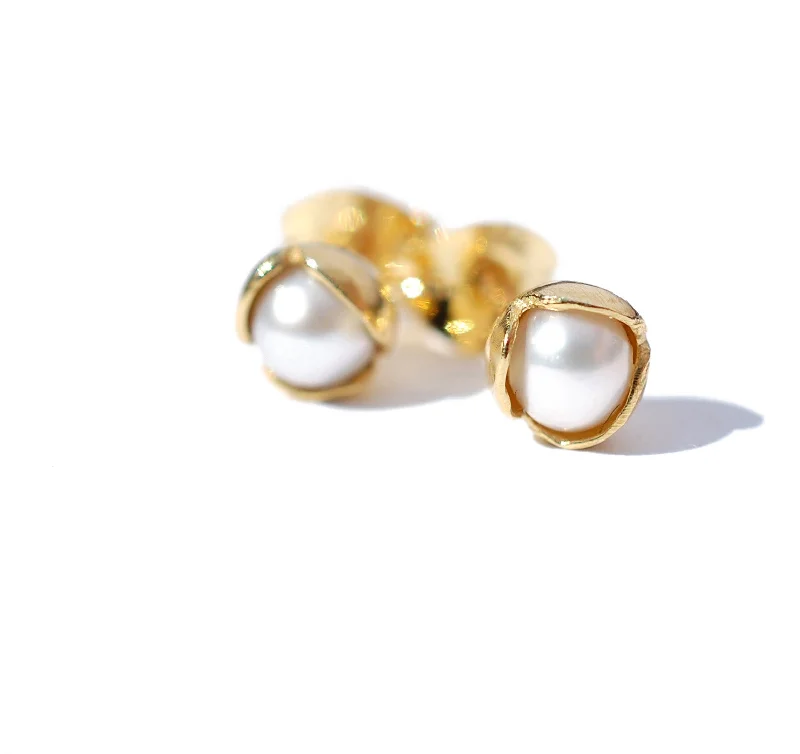 Maximalist Stud Earrings for Bling -08.Small bud Floret Stud Earrings Pearl